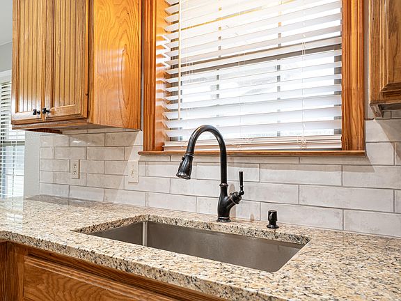 5th image of 433 English Ln