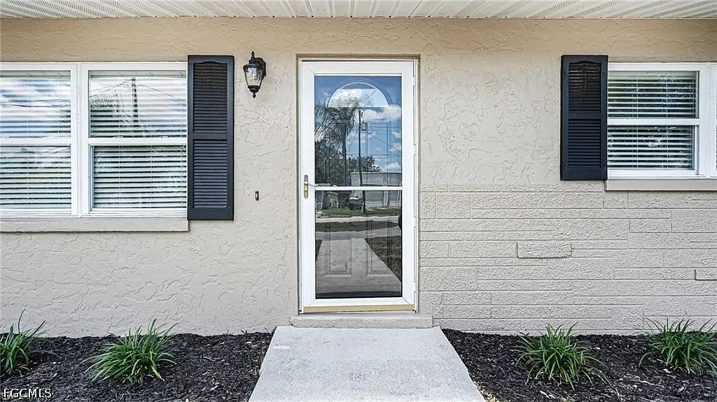 3 bed, 2.0 bath, 1085 sqft, $2,000 — Photo 2