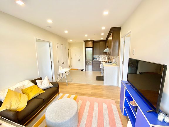 3rd image of 544 Manhattan Ave APT 4A