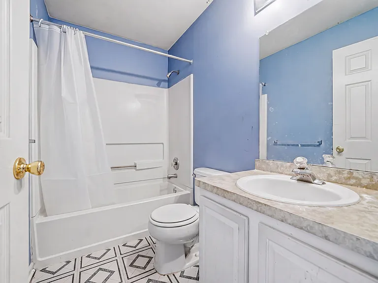 327 Allens Ln — Photo 20
