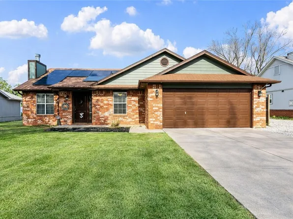 3807 W Locust St, Rogers, AR 72756