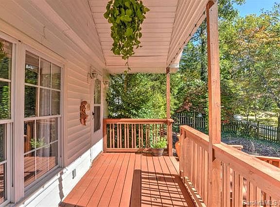 3rd image of 504 Buena Vista Ln