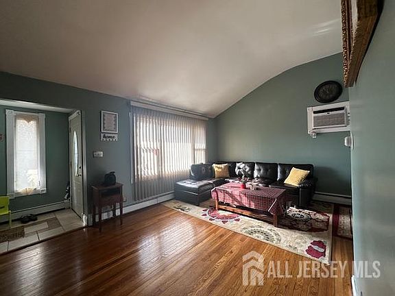 4th image of 118 Markowitz St