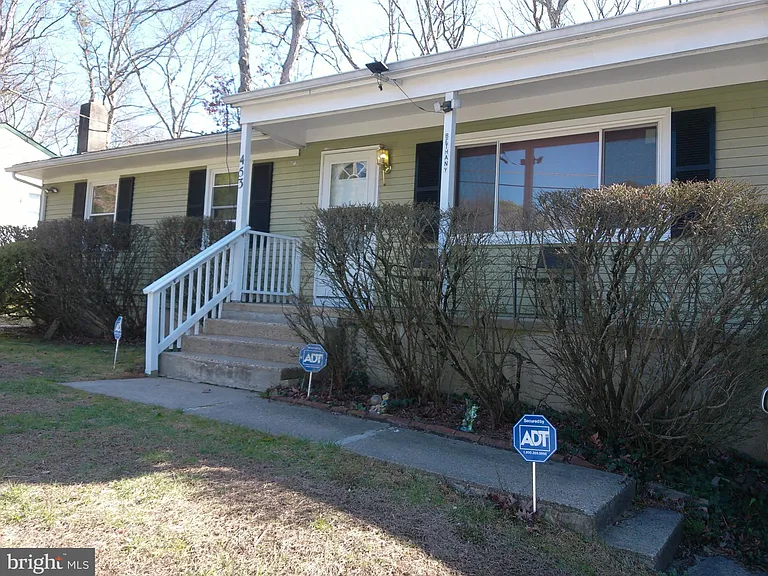 453 Bayberry St — Photo 1