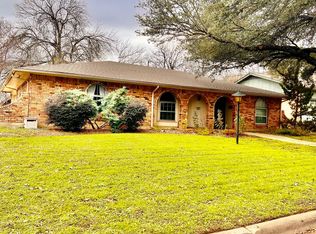 609 NW Chisholm Rd, Burleson, TX 76028