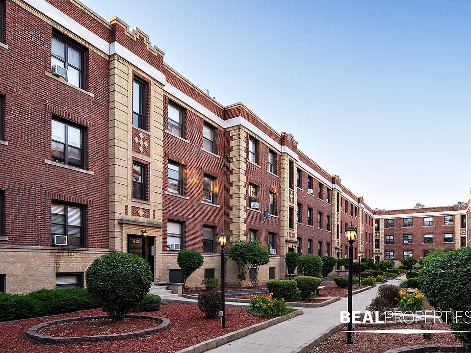 813-31 West Waveland