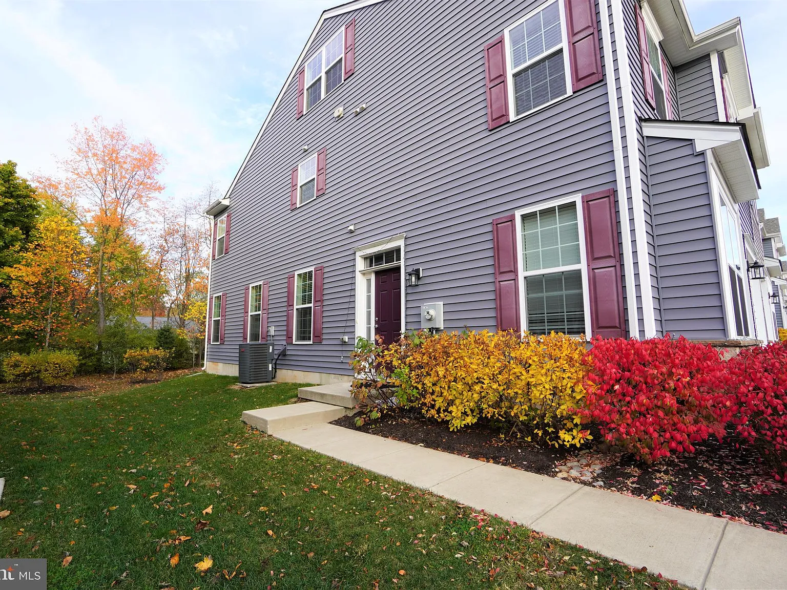 4 bed, 2.5 bath, 2076 sqft, $3,200 — Photo 3