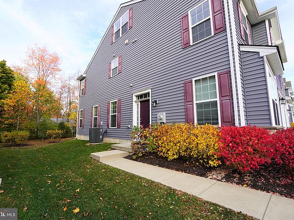 3rd image of 1013 Chapman Cir