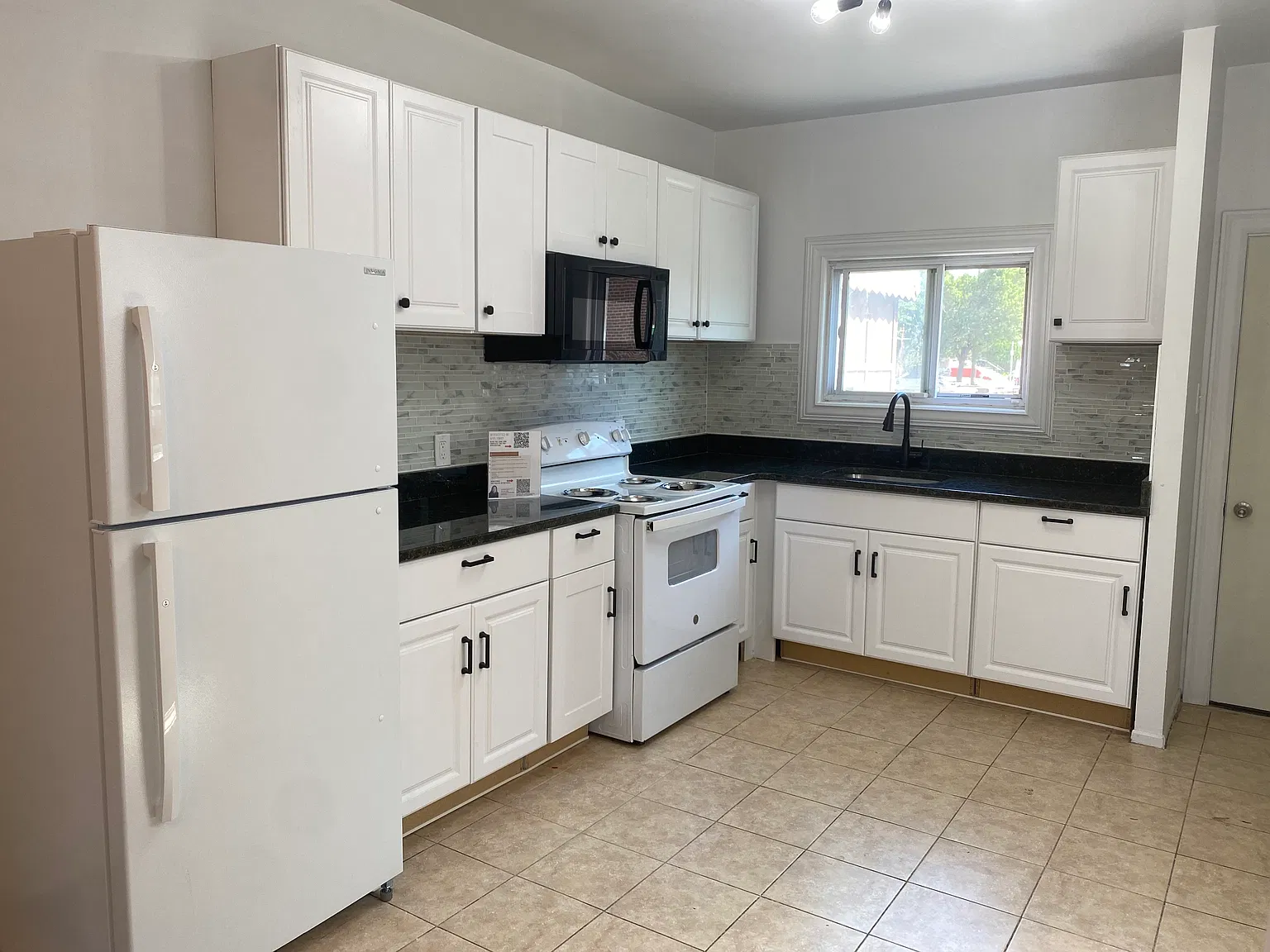 3 bed, 1214 sqft, $1,600 — Photo 1