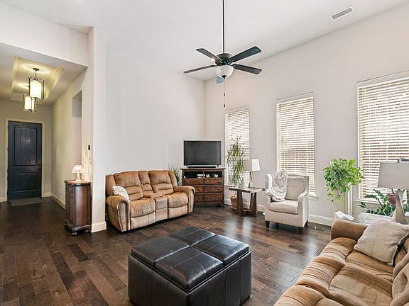 3rd image of 606 Cano St