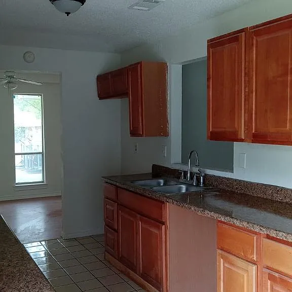1140 Shadywood Ln — Photo 10