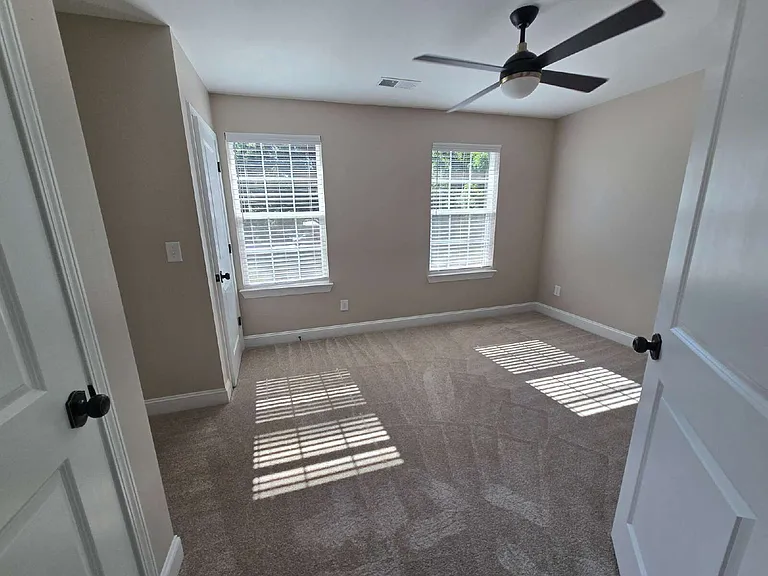 402 Giles St #B — Photo 16