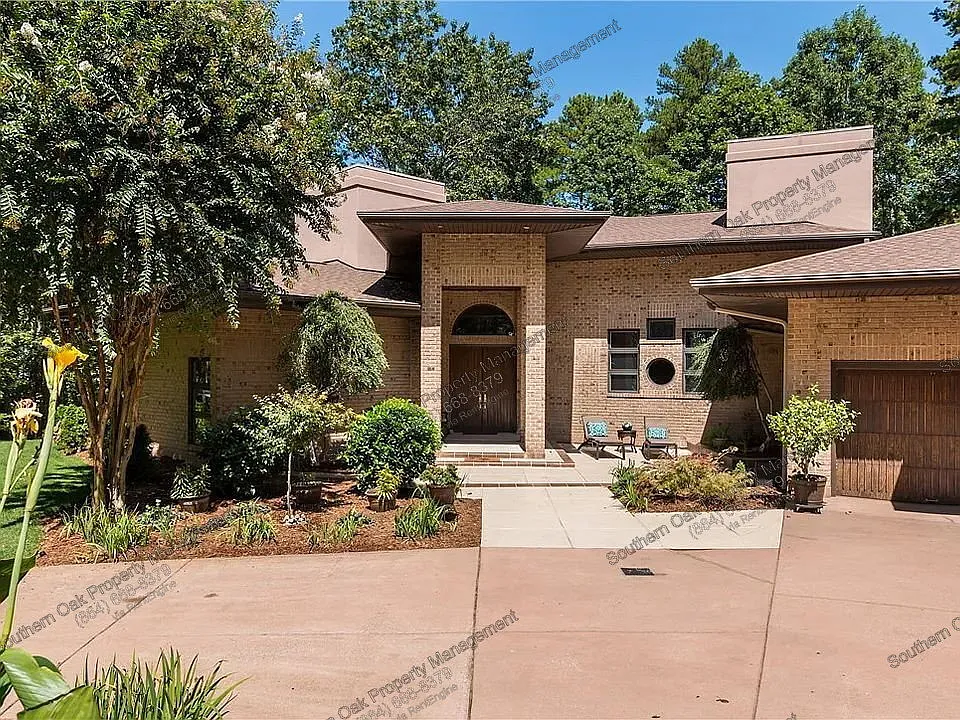 4 bed, 4.0 bath, 5700 sqft, $4,500 — Photo 2