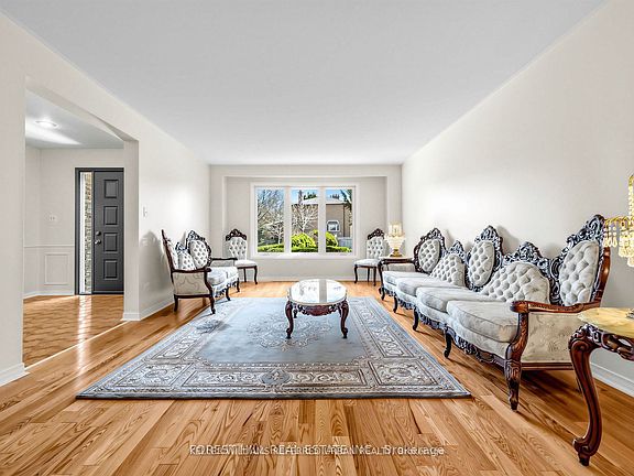 3rd image of 32 Saddletree Dr