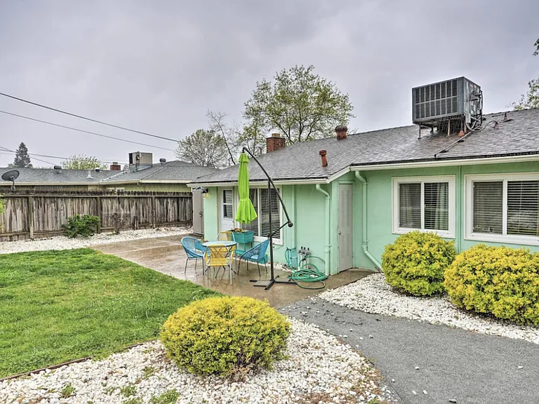 Gladstone Dr — Photo 18