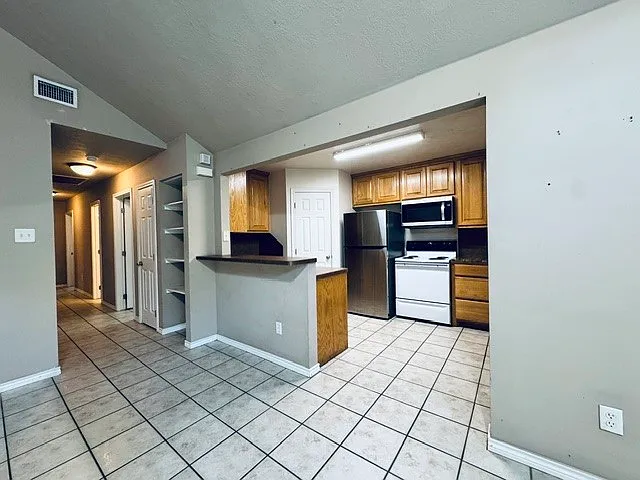 3 bed, 1322 sqft, $1,600 — Photo 2