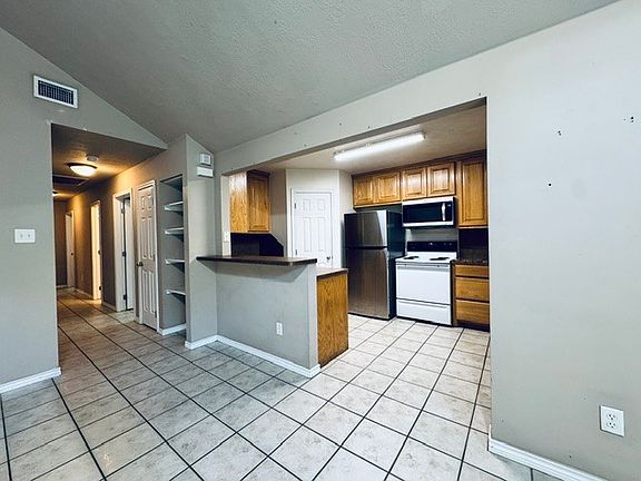 2nd image of 3821 Oldenburg Ln