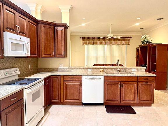 3rd image of 431 NW Canterbury Court