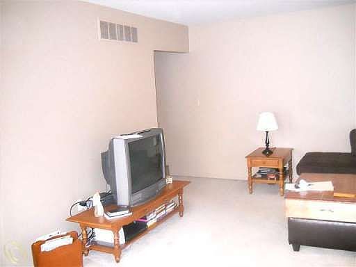 4th image of 652 E Fox Hills Dr #1