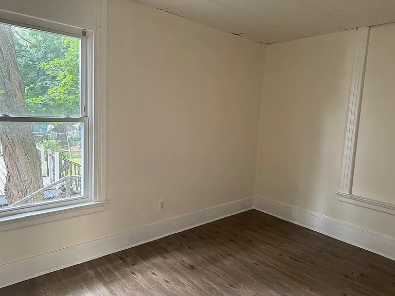389 Ellison St #1R — Photo 6