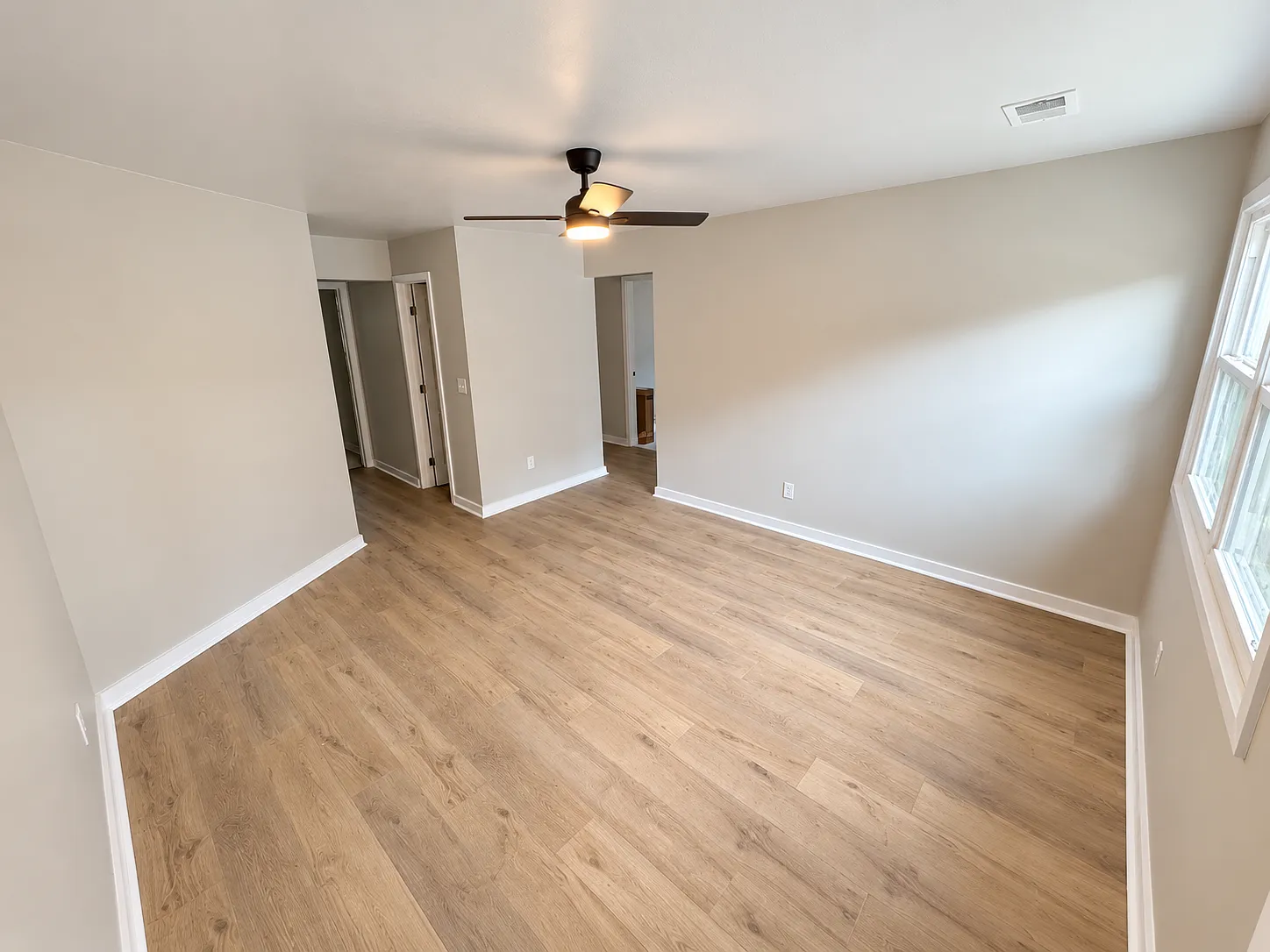 3 bed, 1.5 bath, 1034 sqft, $1,975 — Photo 2