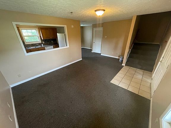 4th image of 907 E Hackberry St #105