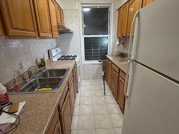 4th image of 2333 E 24th St #2
