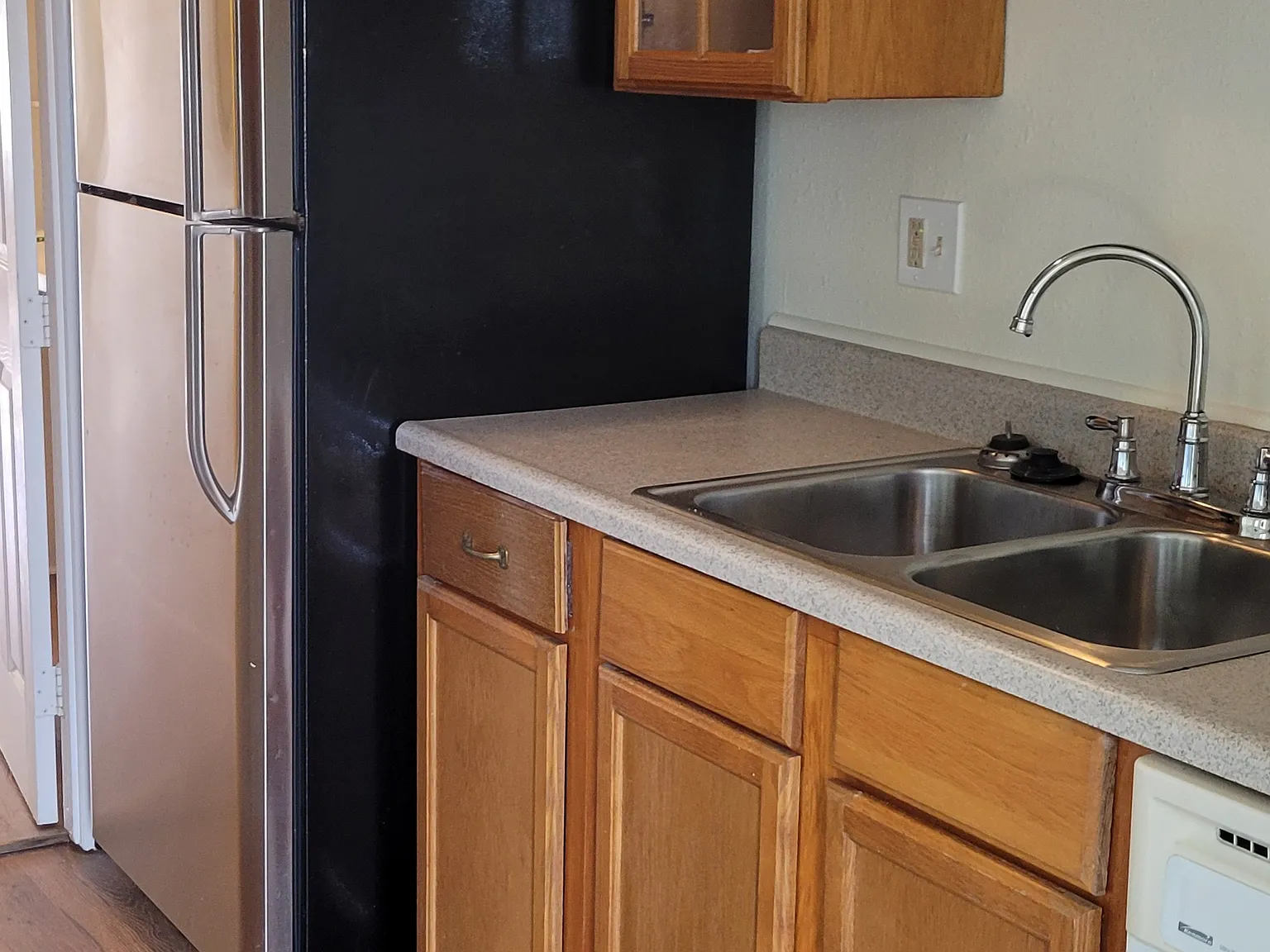 2 bed, 1.5 bath, 1000 sqft, $1,800 — Photo 2