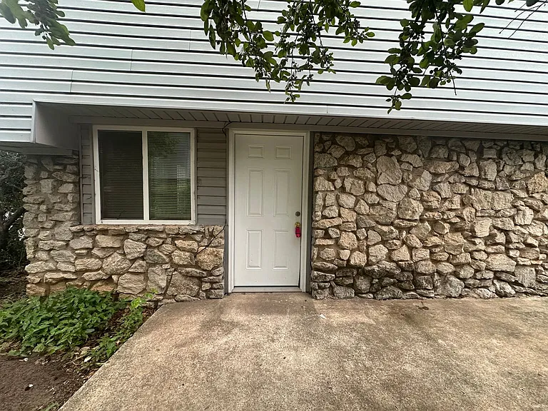 6004 Nw Expy — Photo 2