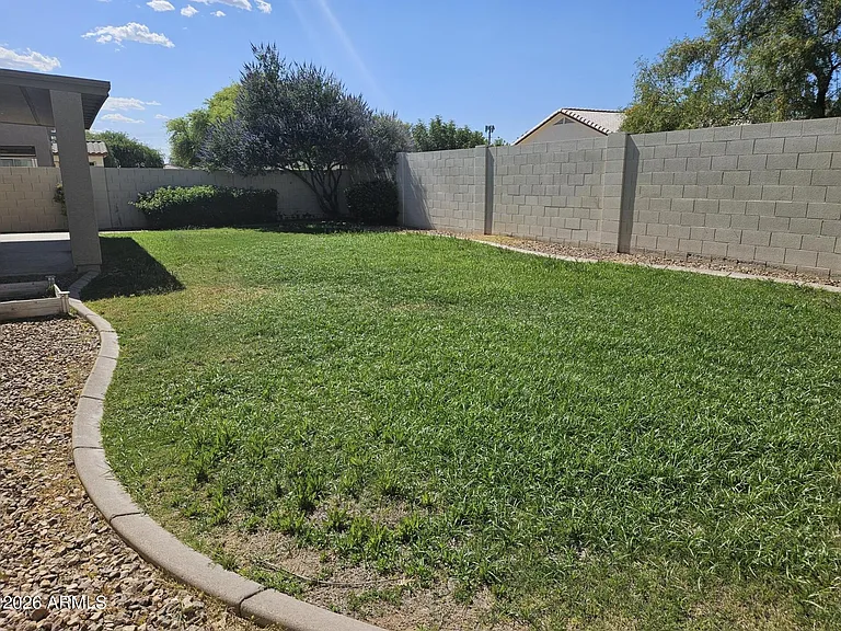 2094 E Oakland St — Photo 20