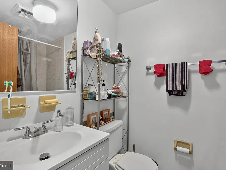 1928 South St #2F — Photo 8