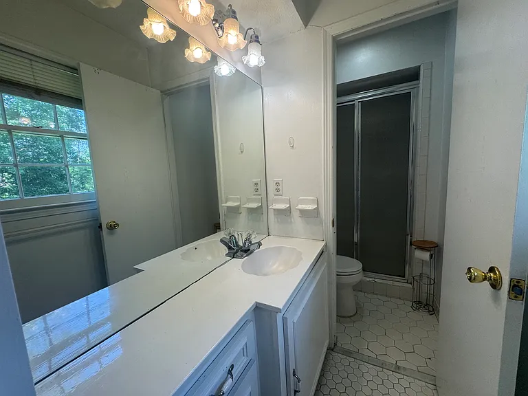 4423 Kings Point Dr — Photo 8
