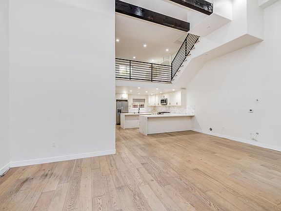 4th image of 5019 Maplewood Ave #106