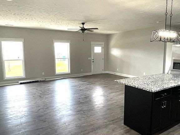5th image of 210 Ashlyn Dr