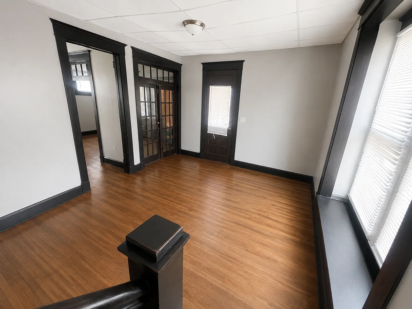 2001 W Jackson St - Spacious 3-Bedroom Rental with Hardwood Floors & Extra Storage — Photo 4