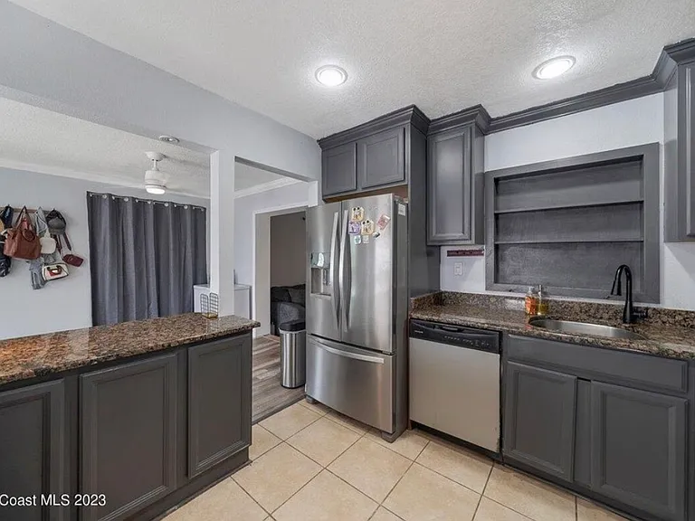 380 Maple Pl — Photo 4