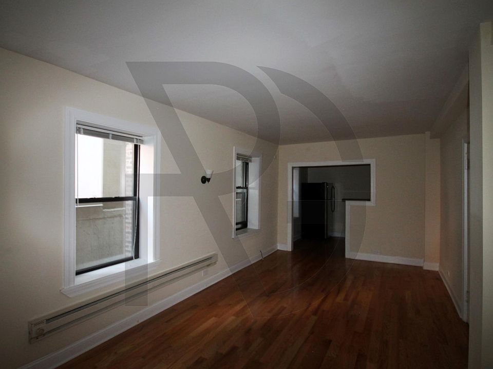 2nd image of 1347 N Dearborn St #U405