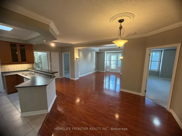 3351 Cawthra Rd #402, Mississauga, ON L5A 4N5