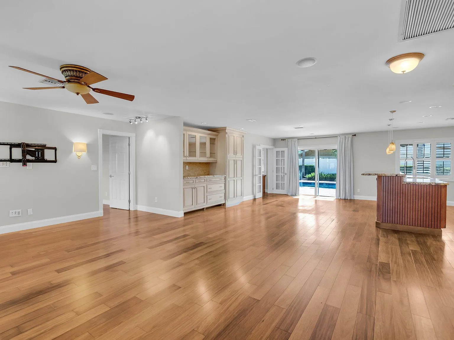 3 bed, 2.5 bath, 1884 sqft, $6,500 — Photo 4