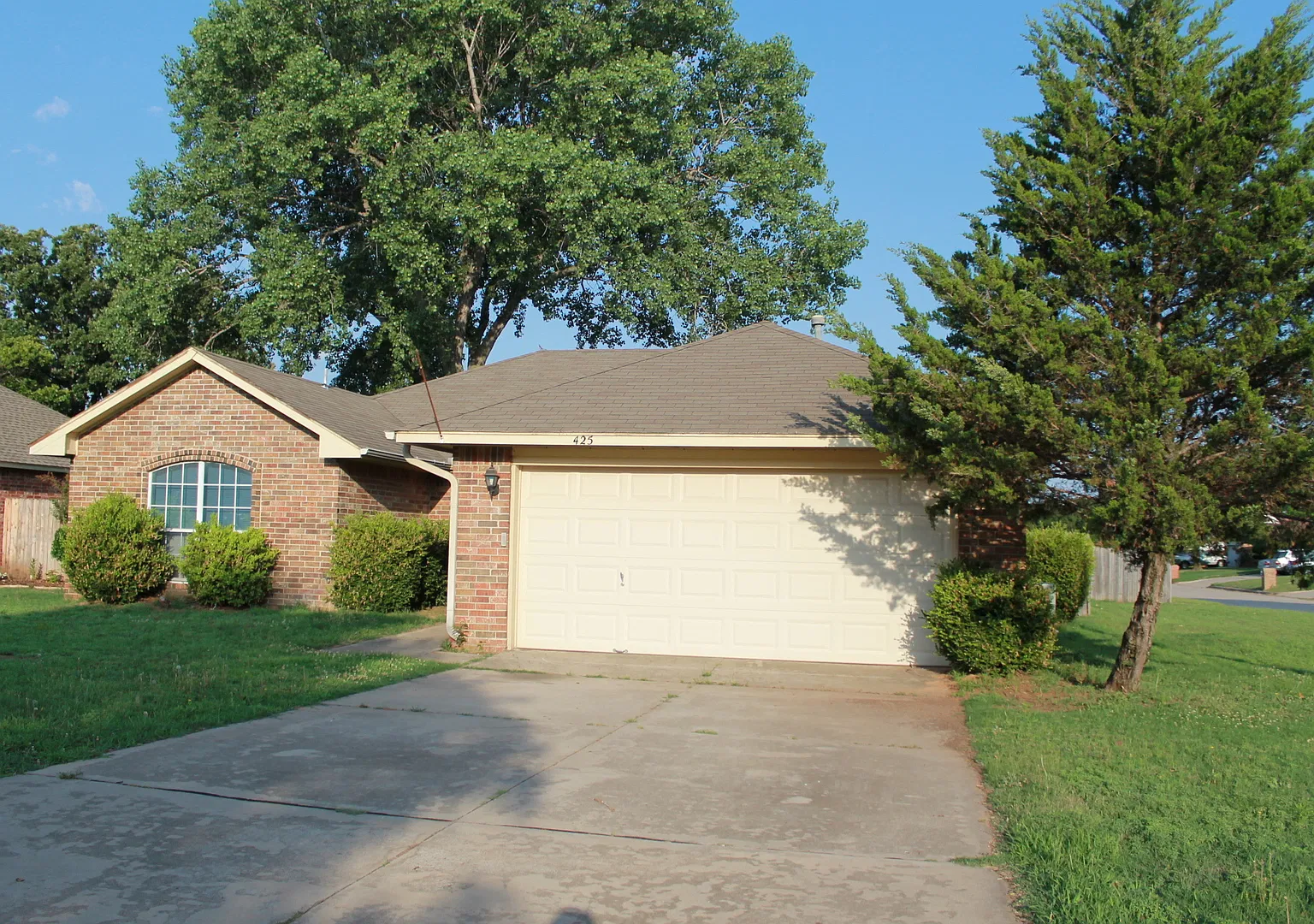 Loads of Room! 3 beds & Den! Storm Shelter! — Photo 2