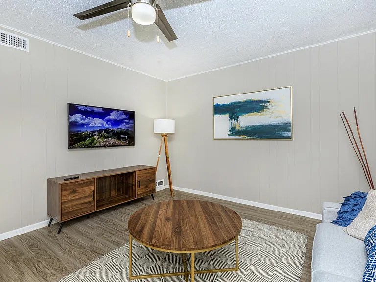 Oak Creek Apartments — Photo 8