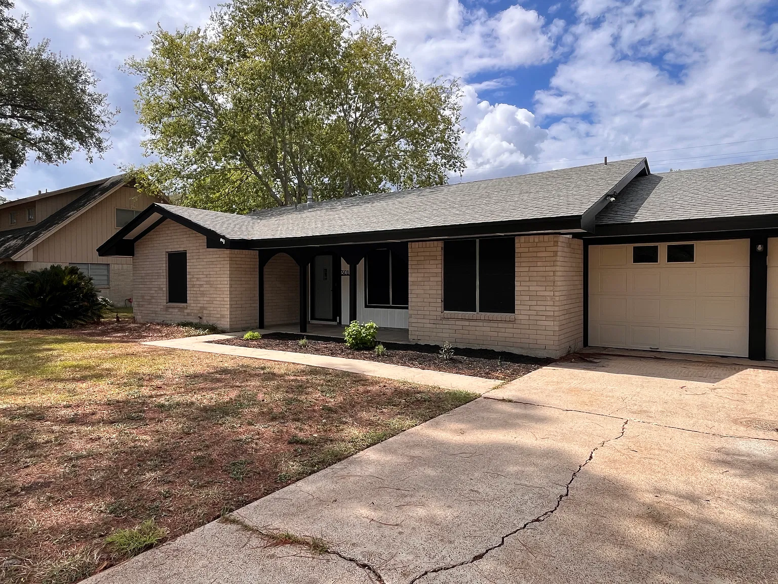 3 bed, 1820 sqft, $2,100 — Photo 2