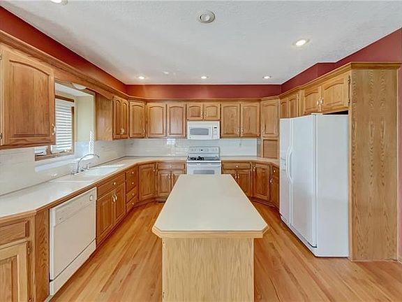 4th image of 2601 NE Glen Dr