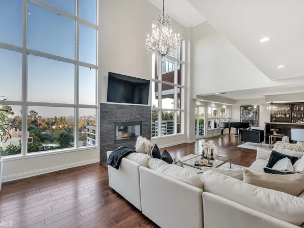 21565 Arcos Dr, Woodland Hills, CA 91364