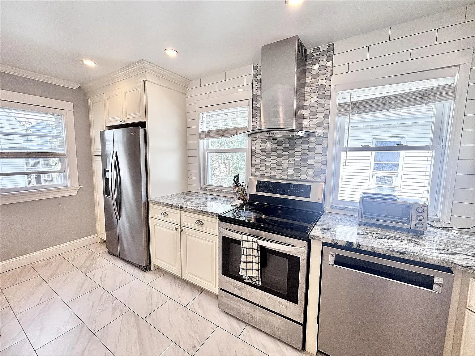 2 bed, 1000 sqft, $3,490 — Photo 2