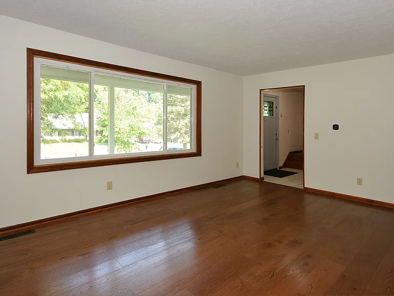 4745 Briarhill Dr — Photo 2