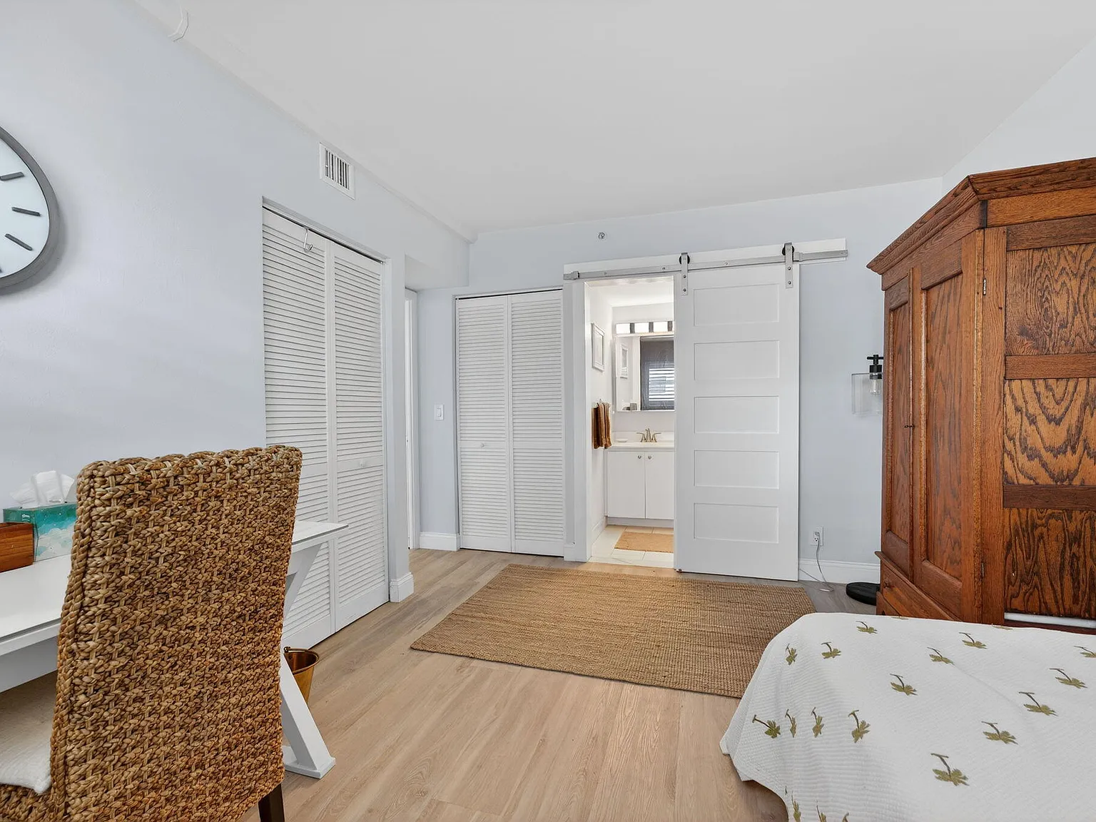 2 bed, 2.0 bath, 988 sqft, $3,300 — Photo 4