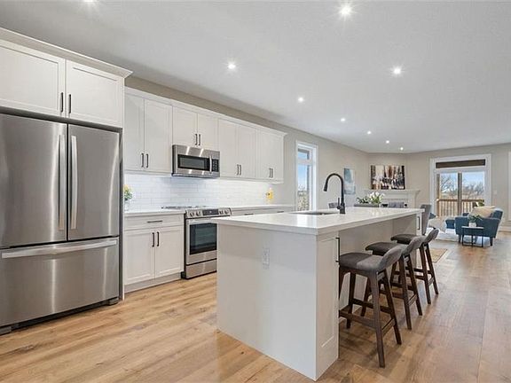 3rd image of 147 Craddock Blvd
