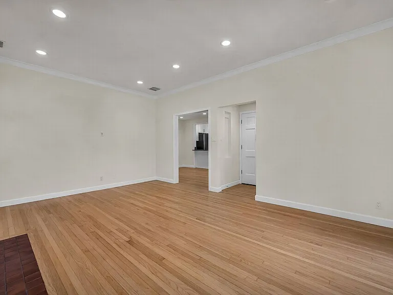 2828 Avenel St — Photo 4