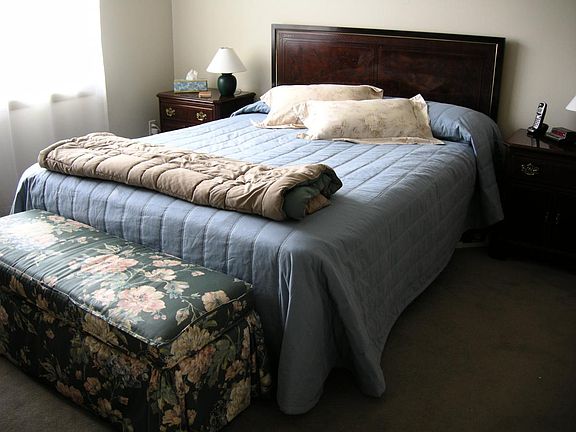 queen size bedroom